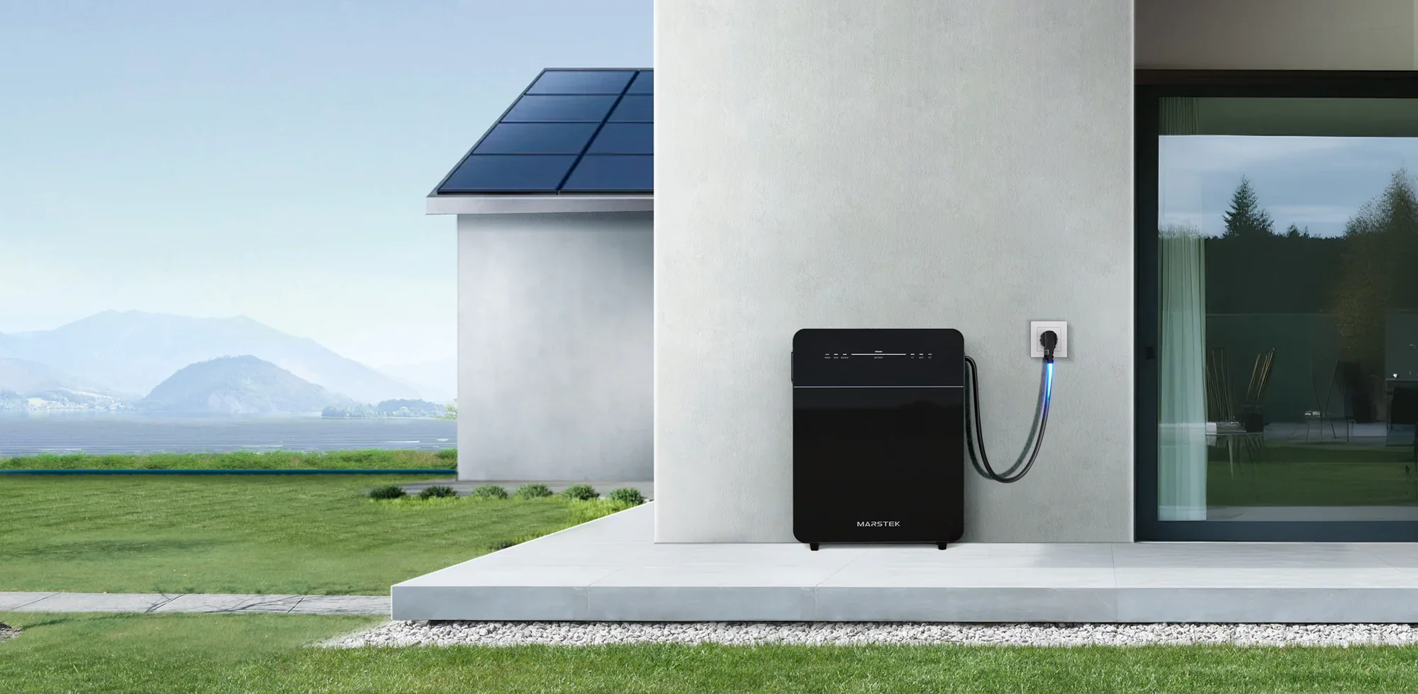 Batterie Marstek branchée sur une prise extérieure d'une maison équipée de panneaux solaires